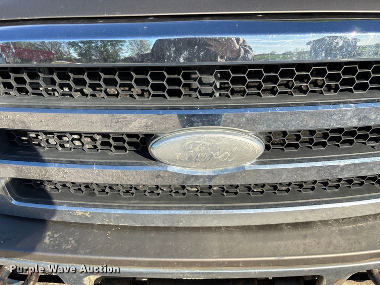 image for item FG0232 2005 Ford F350 Ext. Cab flatbed pickup truck