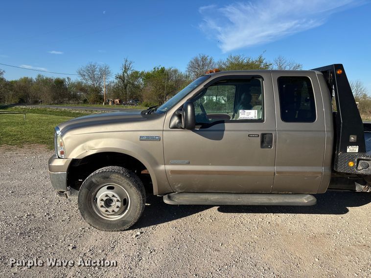 image for item FG0232 2005 Ford F350 Ext. Cab flatbed pickup truck