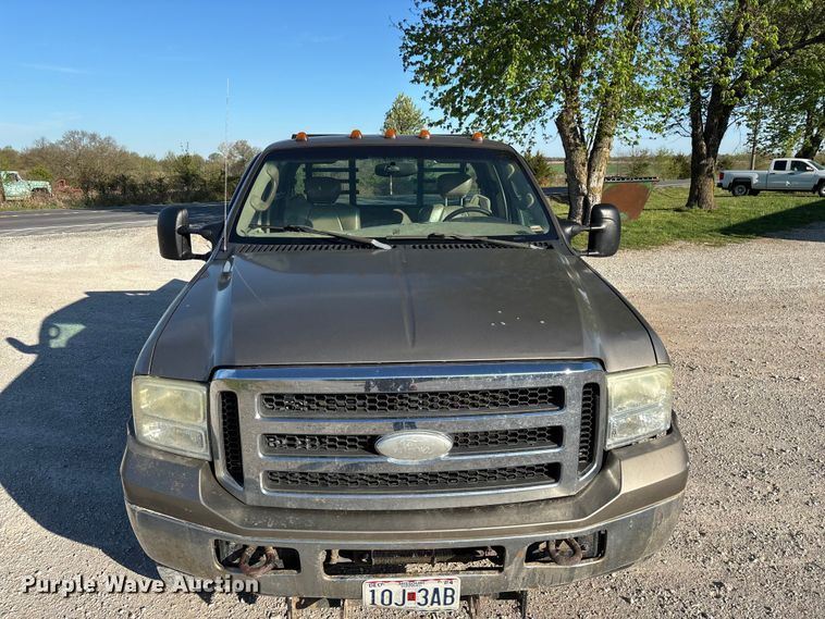 image for item FG0232 2005 Ford F350 Ext. Cab flatbed pickup truck