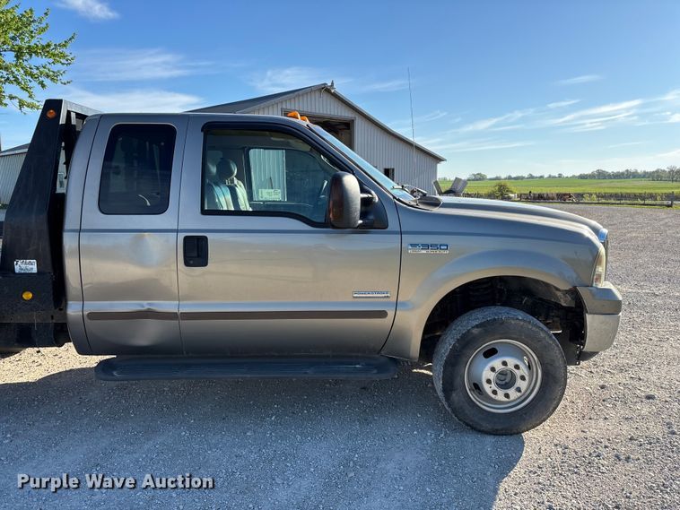 image for item FG0232 2005 Ford F350 Ext. Cab flatbed pickup truck