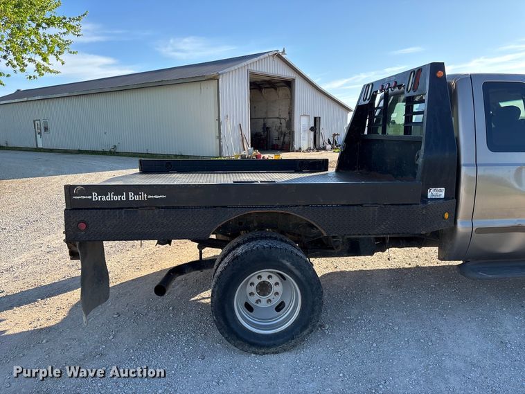 image for item FG0232 2005 Ford F350 Ext. Cab flatbed pickup truck