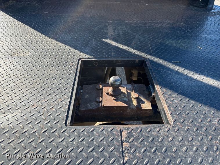 image for item FG0232 2005 Ford F350 Ext. Cab flatbed pickup truck