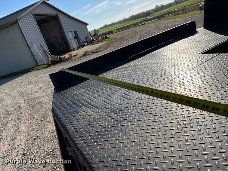 image for item FG0232 2005 Ford F350 Ext. Cab flatbed pickup truck