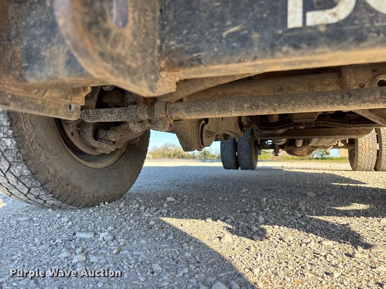 image for item FG0232 2005 Ford F350 Ext. Cab flatbed pickup truck