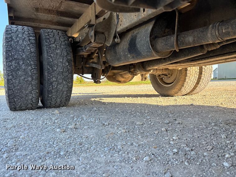 image for item FG0232 2005 Ford F350 Ext. Cab flatbed pickup truck