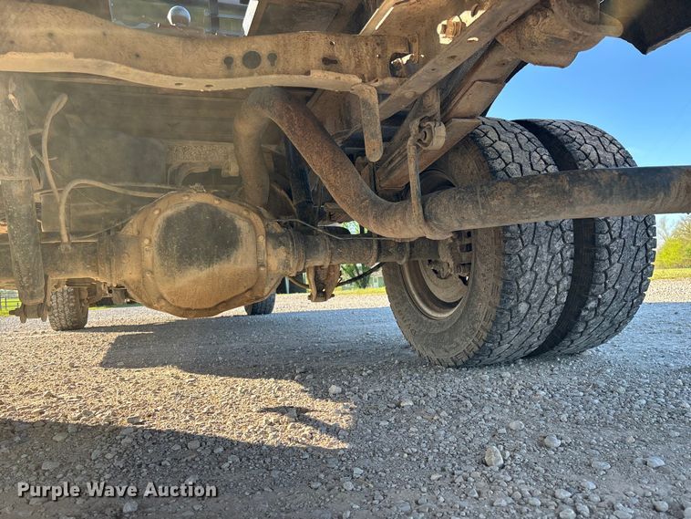 image for item FG0232 2005 Ford F350 Ext. Cab flatbed pickup truck