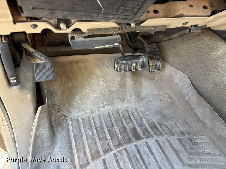 image for item FG0232 2005 Ford F350 Ext. Cab flatbed pickup truck