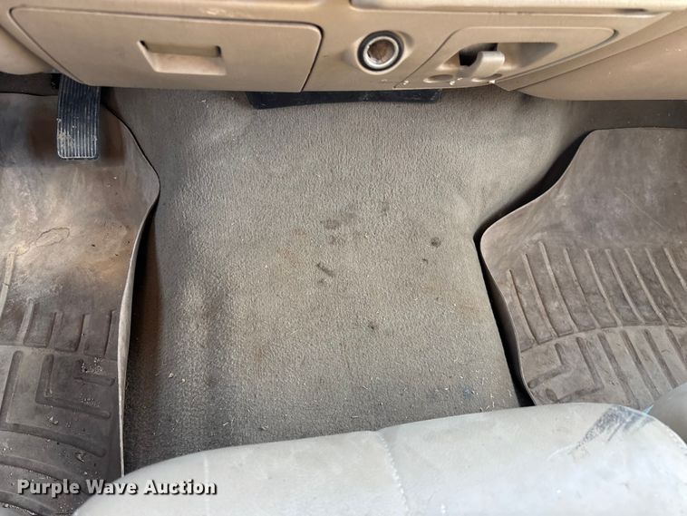 image for item FG0232 2005 Ford F350 Ext. Cab flatbed pickup truck