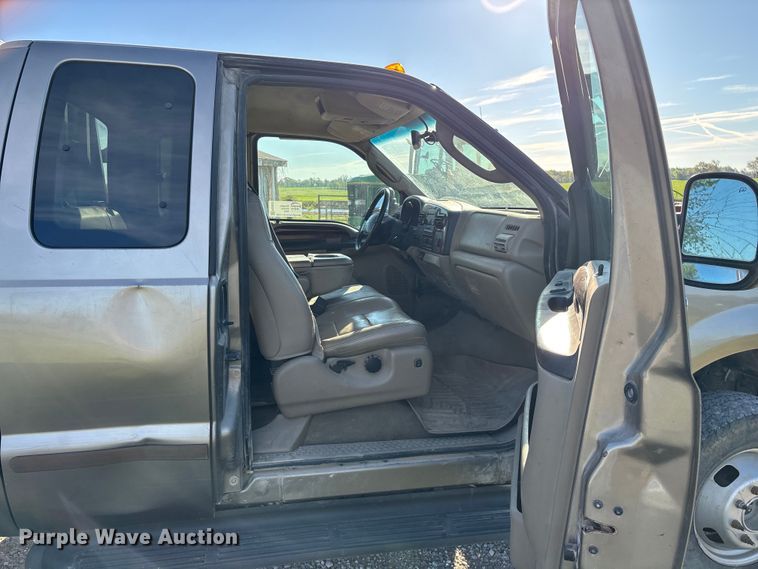 image for item FG0232 2005 Ford F350 Ext. Cab flatbed pickup truck