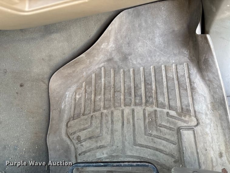 image for item FG0232 2005 Ford F350 Ext. Cab flatbed pickup truck