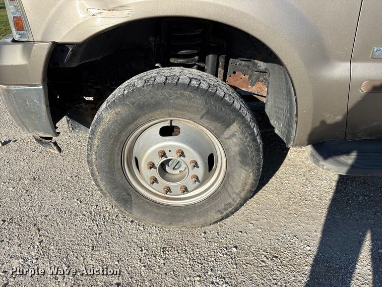 image for item FG0232 2005 Ford F350 Ext. Cab flatbed pickup truck