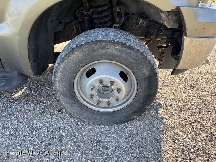 image for item FG0232 2005 Ford F350 Ext. Cab flatbed pickup truck