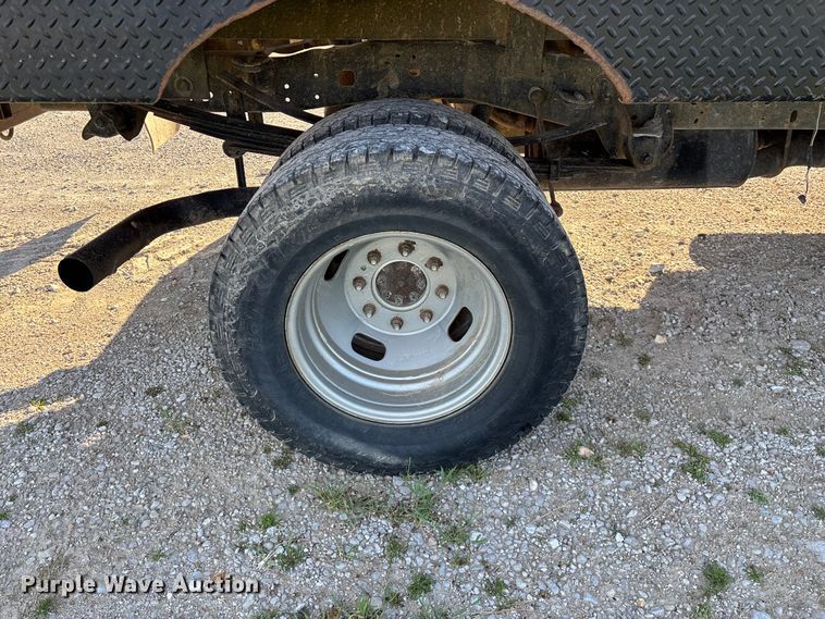 image for item FG0232 2005 Ford F350 Ext. Cab flatbed pickup truck