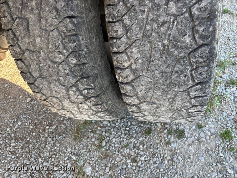 image for item FG0232 2005 Ford F350 Ext. Cab flatbed pickup truck