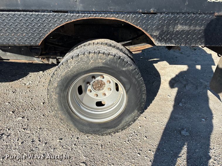 image for item FG0232 2005 Ford F350 Ext. Cab flatbed pickup truck