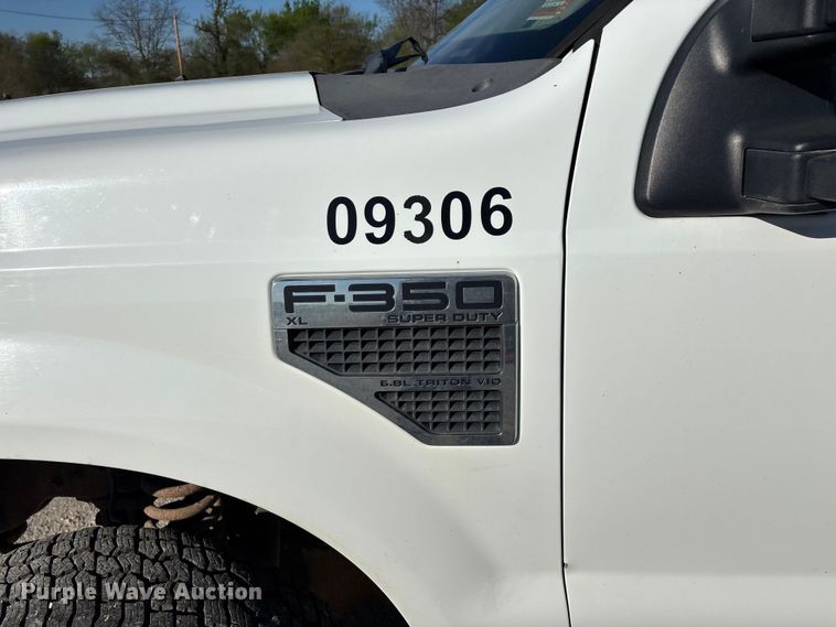 image for item FG0233 2009 Ford F350 flatbed pickup truck