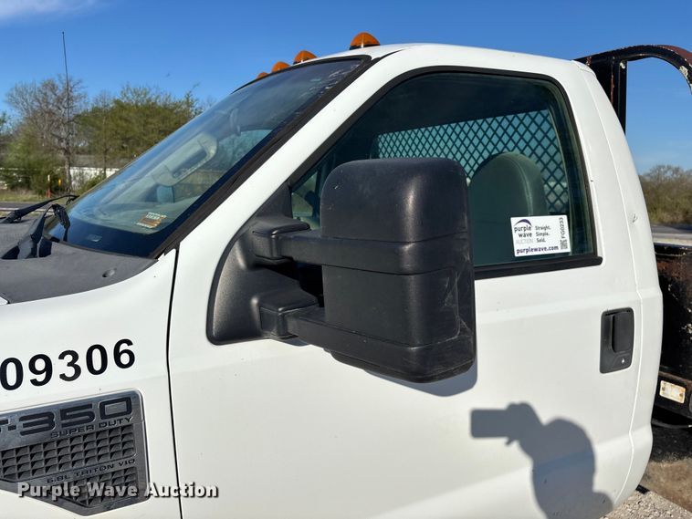 image for item FG0233 2009 Ford F350 flatbed pickup truck