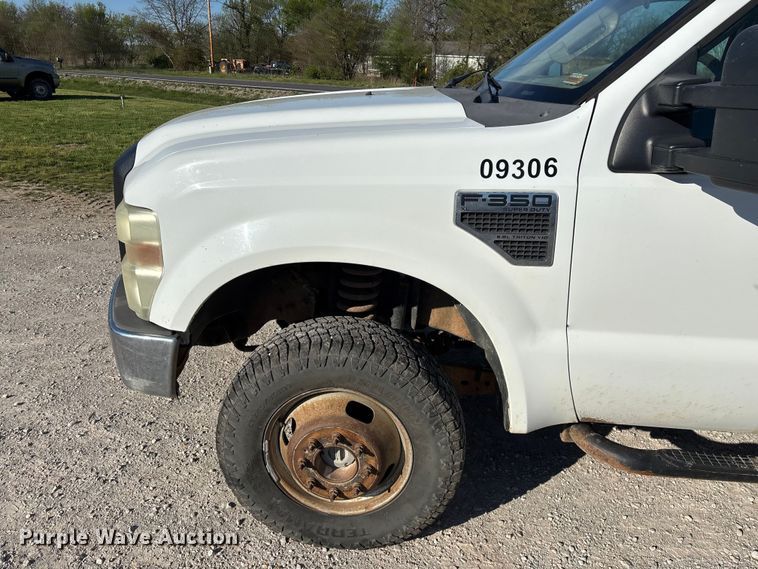 image for item FG0233 2009 Ford F350 flatbed pickup truck