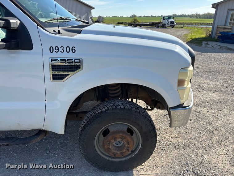 image for item FG0233 2009 Ford F350 flatbed pickup truck