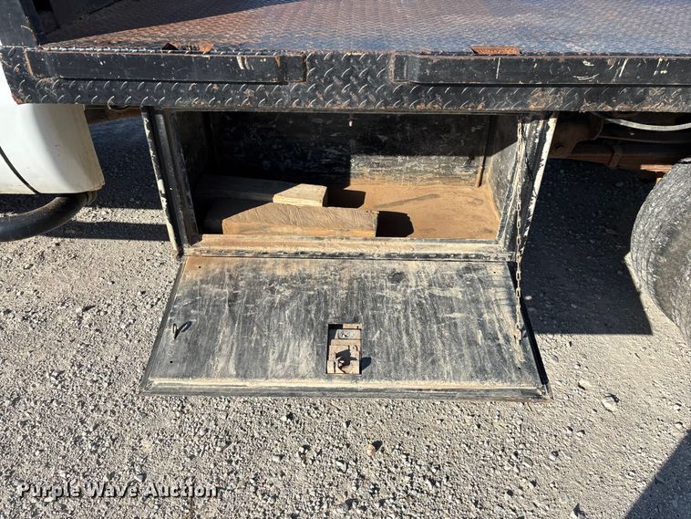 image for item FG0233 2009 Ford F350 flatbed pickup truck