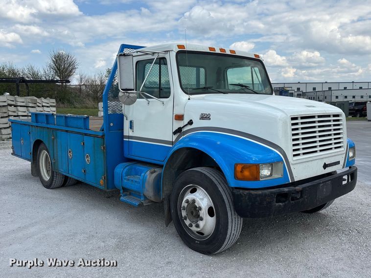image for item FG0242 2002 International 4700 flatbed truck