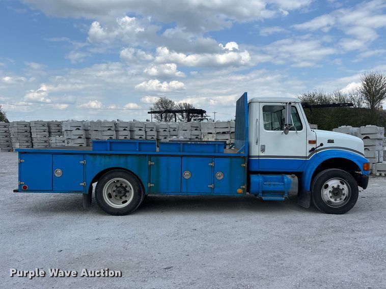 image for item FG0242 2002 International 4700 flatbed truck