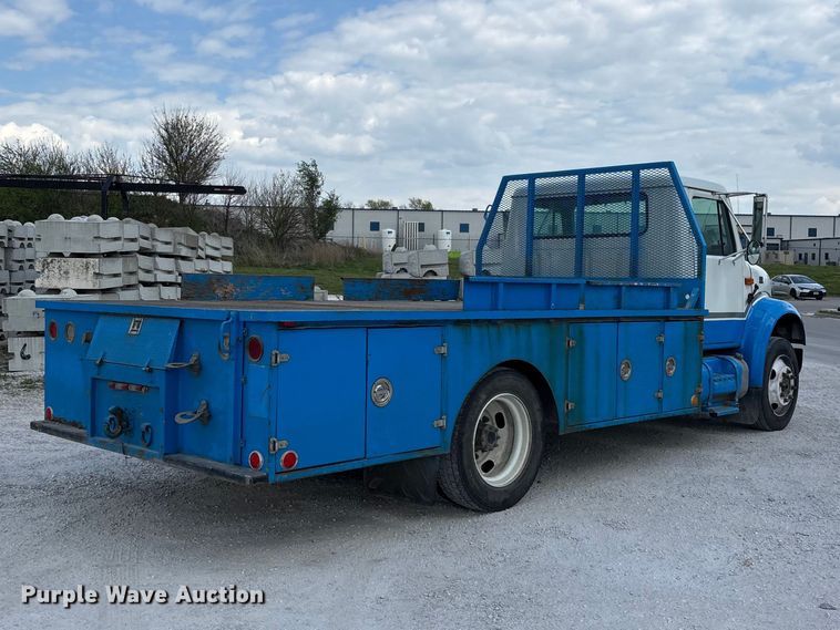 image for item FG0242 2002 International 4700 flatbed truck