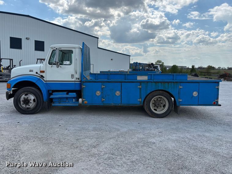 image for item FG0242 2002 International 4700 flatbed truck