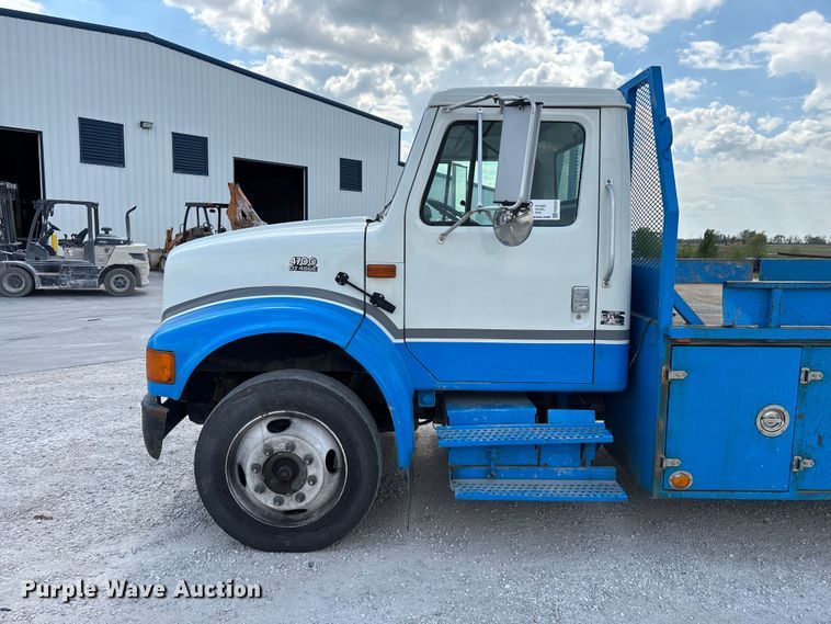 image for item FG0242 2002 International 4700 flatbed truck