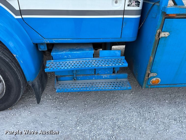 image for item FG0242 2002 International 4700 flatbed truck