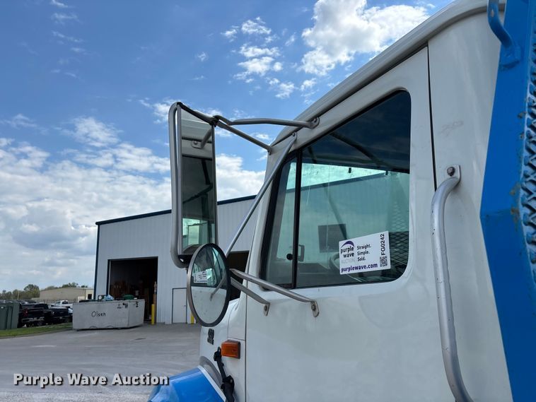 image for item FG0242 2002 International 4700 flatbed truck