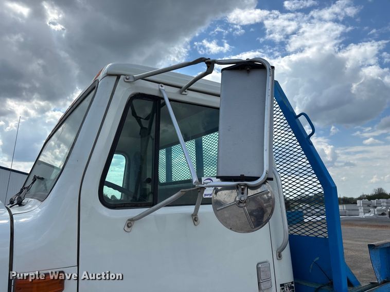 image for item FG0242 2002 International 4700 flatbed truck