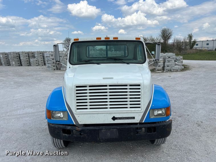 image for item FG0242 2002 International 4700 flatbed truck