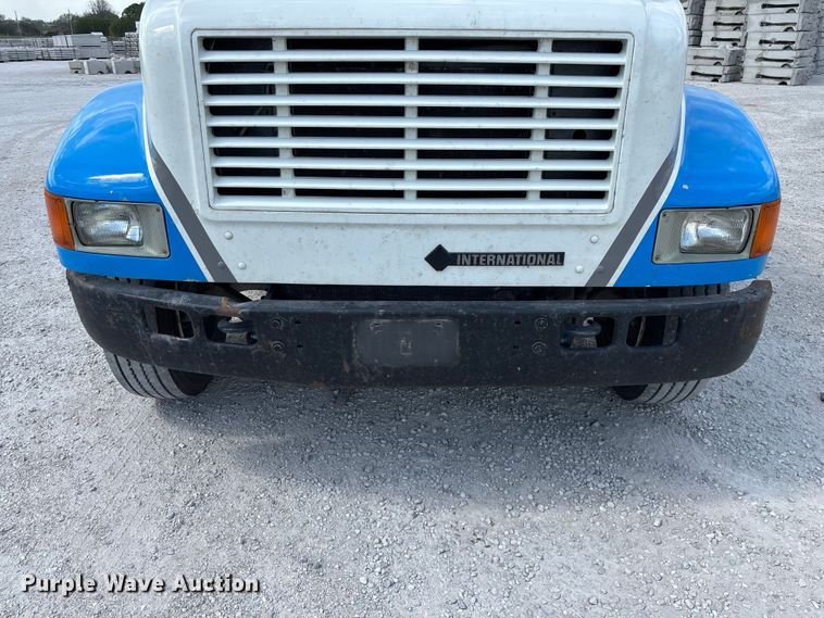 image for item FG0242 2002 International 4700 flatbed truck