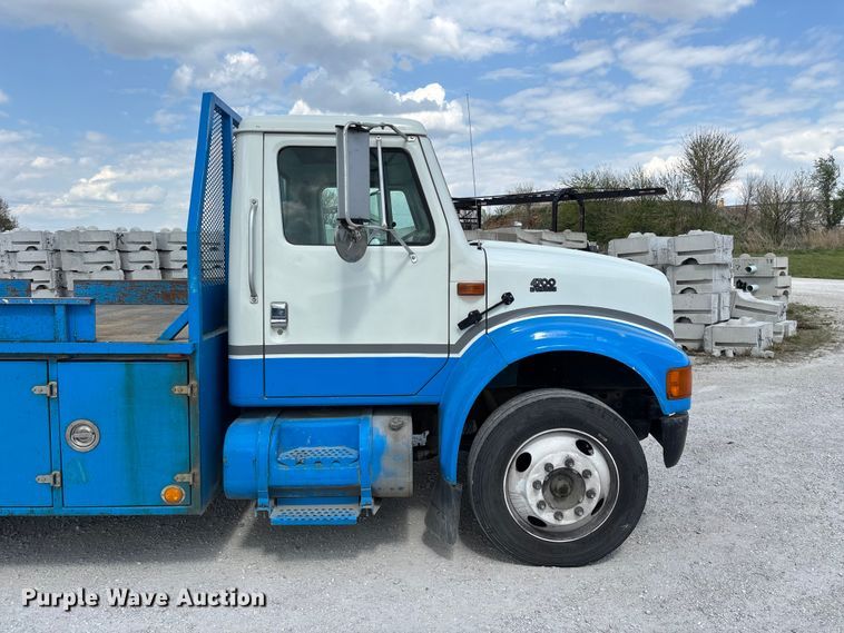 image for item FG0242 2002 International 4700 flatbed truck