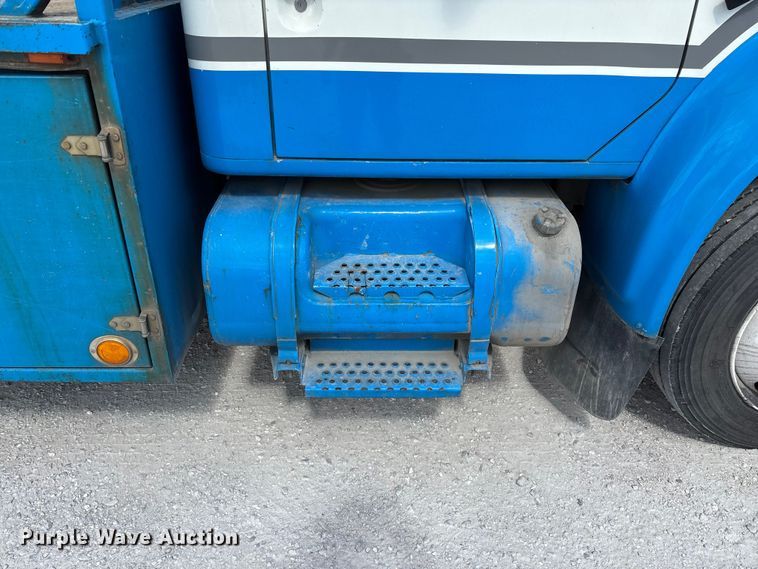 image for item FG0242 2002 International 4700 flatbed truck