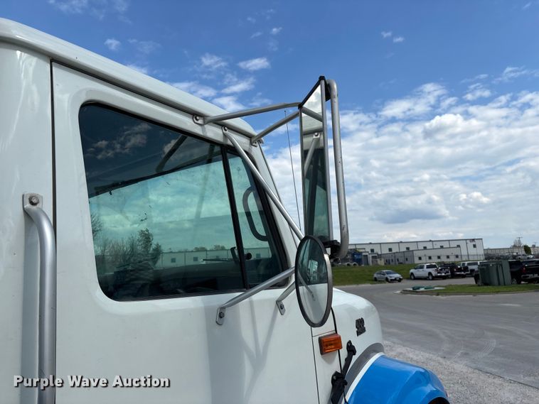 image for item FG0242 2002 International 4700 flatbed truck