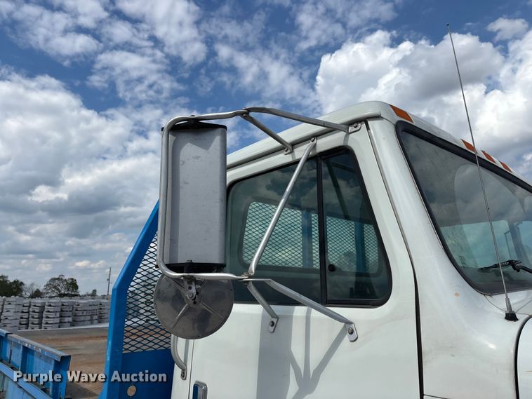 image for item FG0242 2002 International 4700 flatbed truck