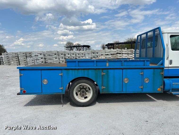 image for item FG0242 2002 International 4700 flatbed truck