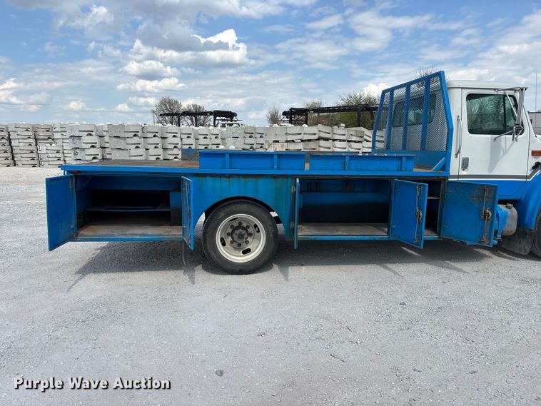 image for item FG0242 2002 International 4700 flatbed truck