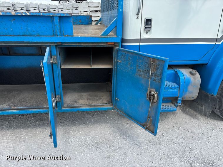 image for item FG0242 2002 International 4700 flatbed truck
