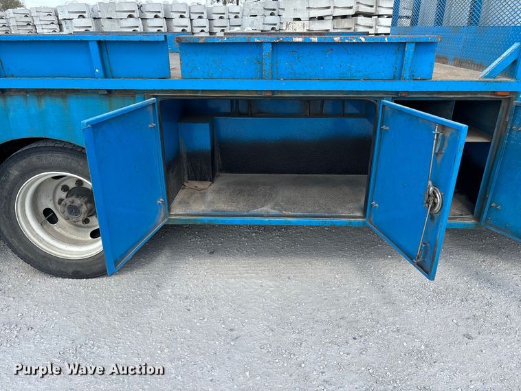 image for item FG0242 2002 International 4700 flatbed truck