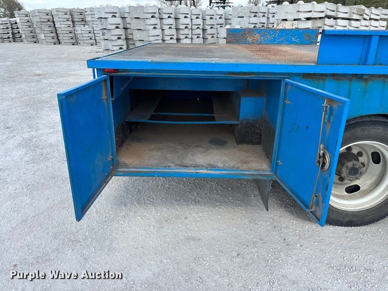 image for item FG0242 2002 International 4700 flatbed truck