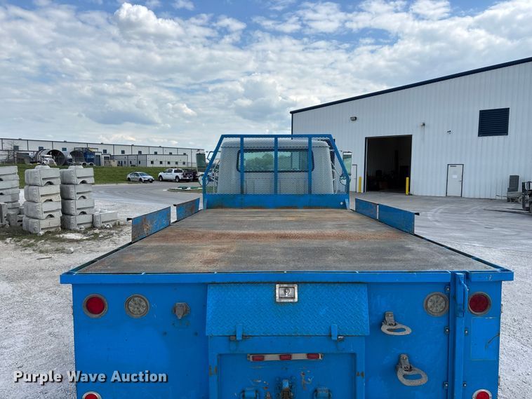 image for item FG0242 2002 International 4700 flatbed truck