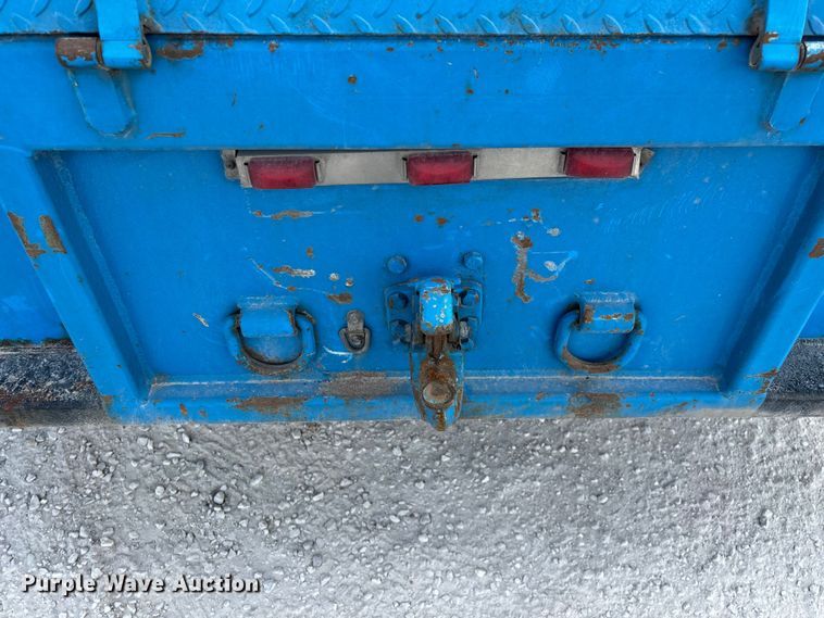 image for item FG0242 2002 International 4700 flatbed truck