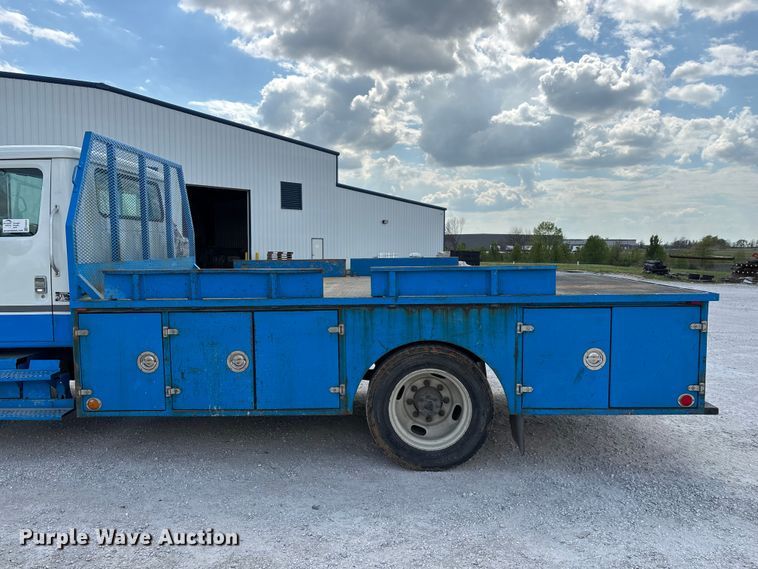 image for item FG0242 2002 International 4700 flatbed truck