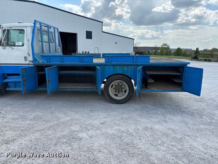 image for item FG0242 2002 International 4700 flatbed truck