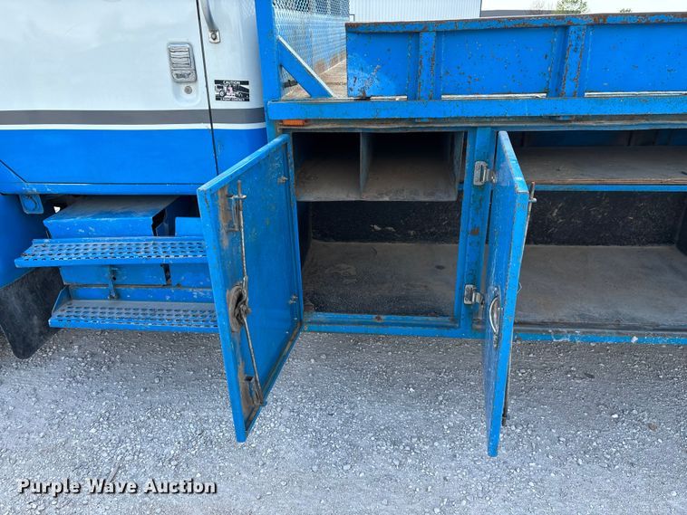 image for item FG0242 2002 International 4700 flatbed truck
