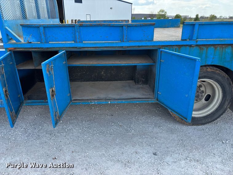 image for item FG0242 2002 International 4700 flatbed truck