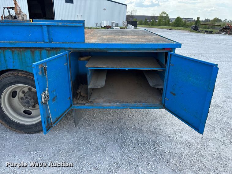 image for item FG0242 2002 International 4700 flatbed truck